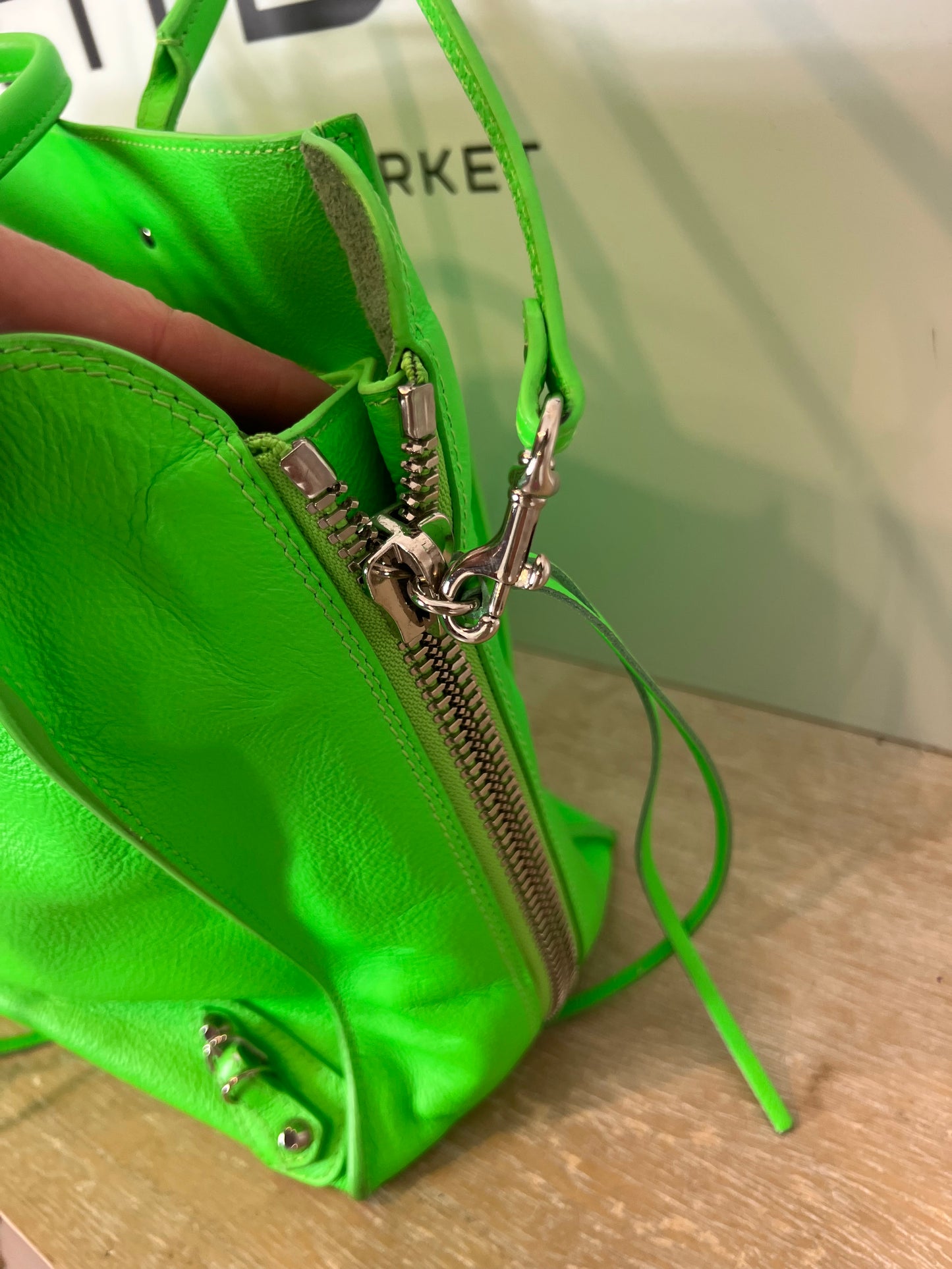 BALENCIAGA. Bolso piel verde