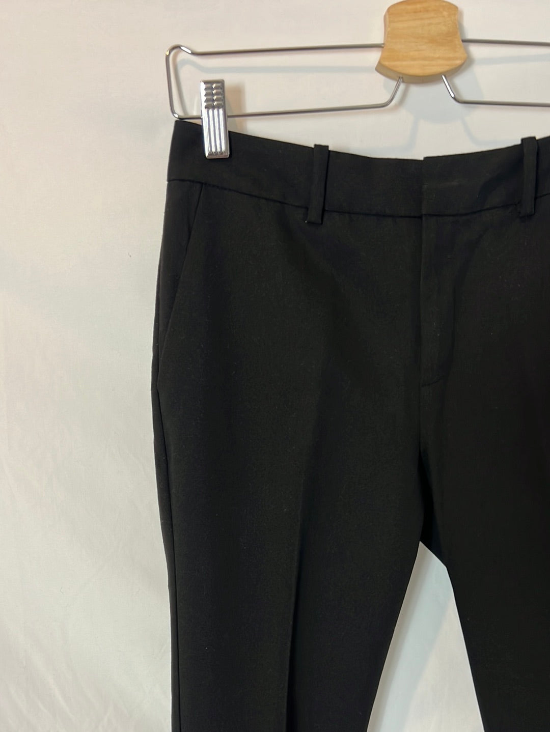 MANGO. Pantalón negro pinzas. T 34