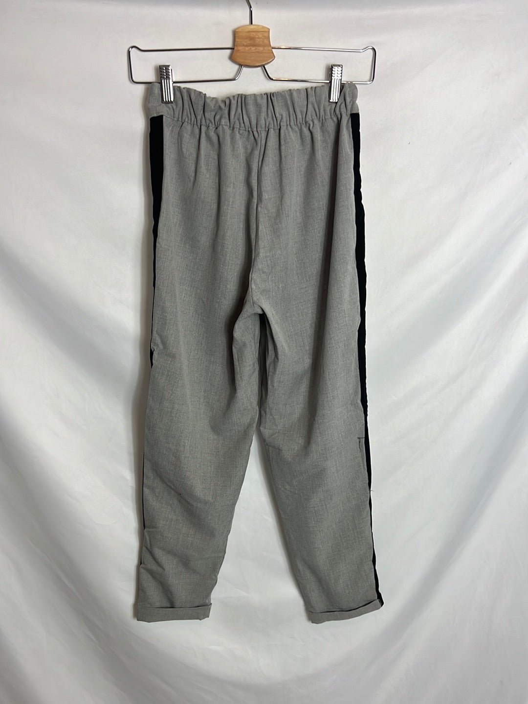 PULL&BEAR. Pantalón gris rayas laterales. T S