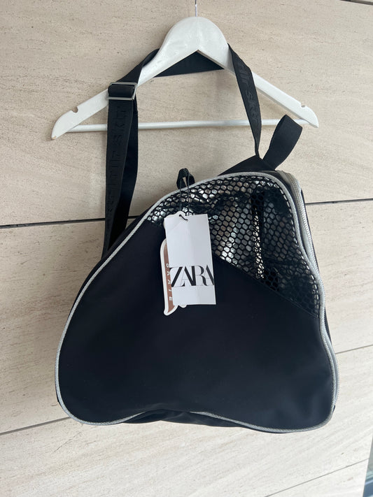 ZARA. Mochila para patines negra. T M