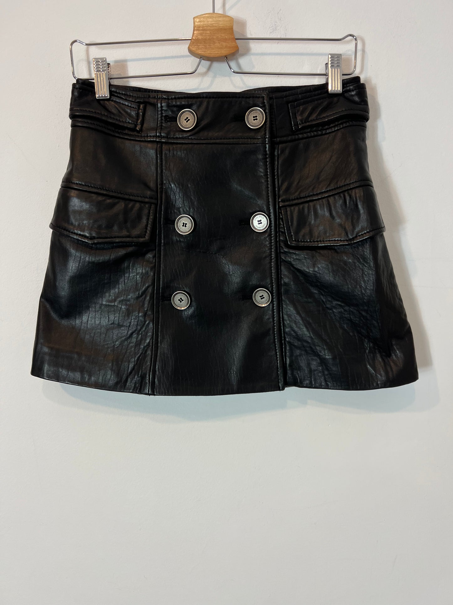 ZARA. Falda negra piel abotonada T.s