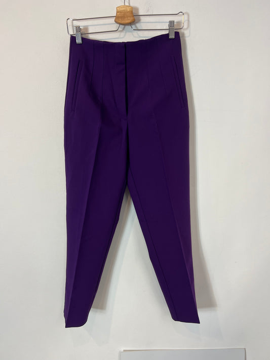 ZARA. Pantalón morado pinzas T.m