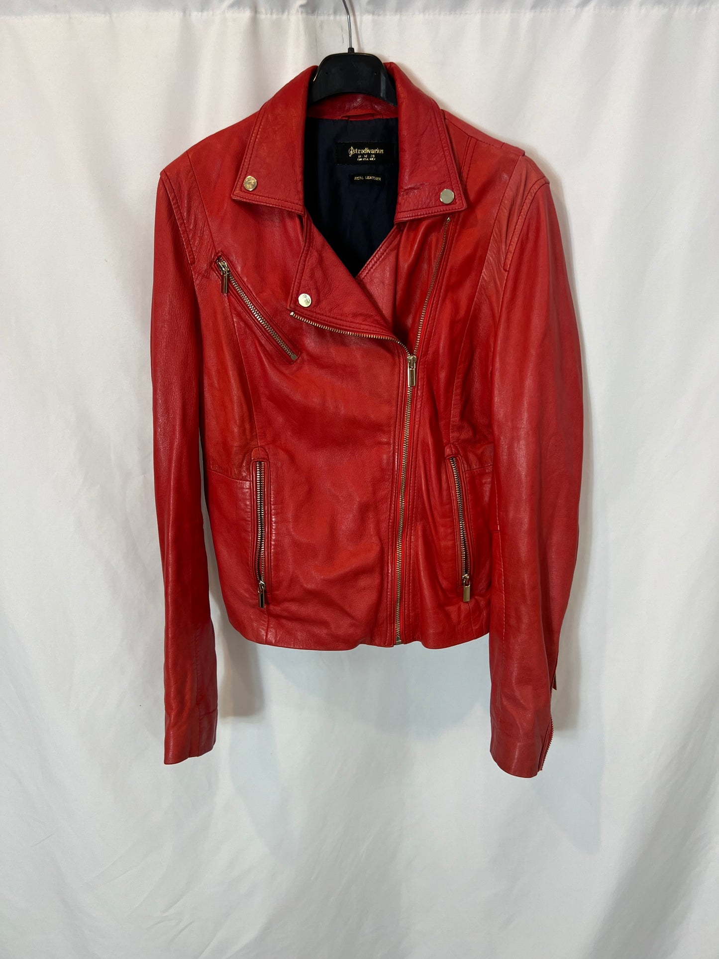 STRADIVARIUS. Chaqueta piel roja T.m