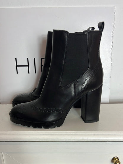 ZARA. Botines negros troquelados. T 41