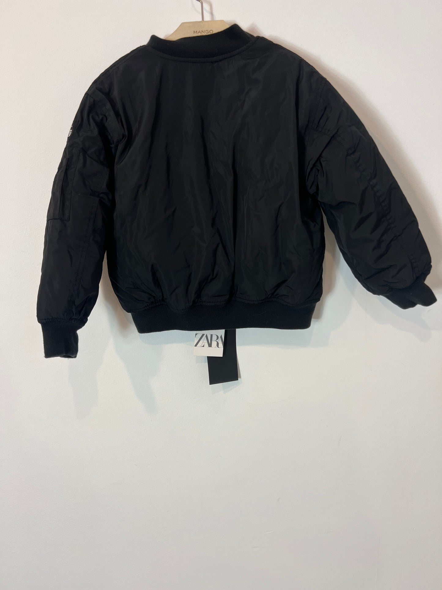 ZARA. Bomber negra . T 6-7 años