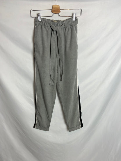 PULL&BEAR. Pantalón gris rayas laterales. T S