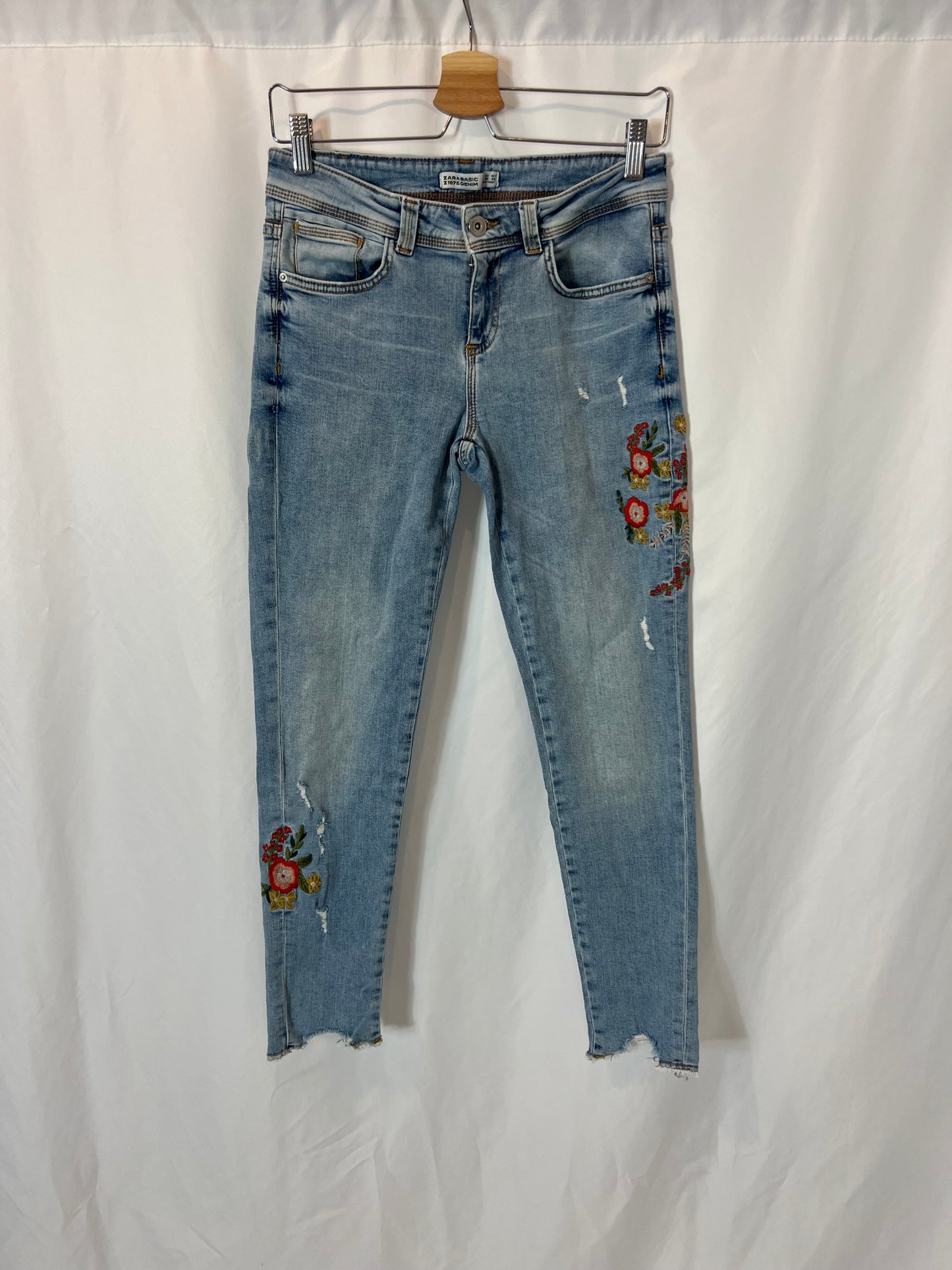 ZARA. Pantalón flores bordadas T.36