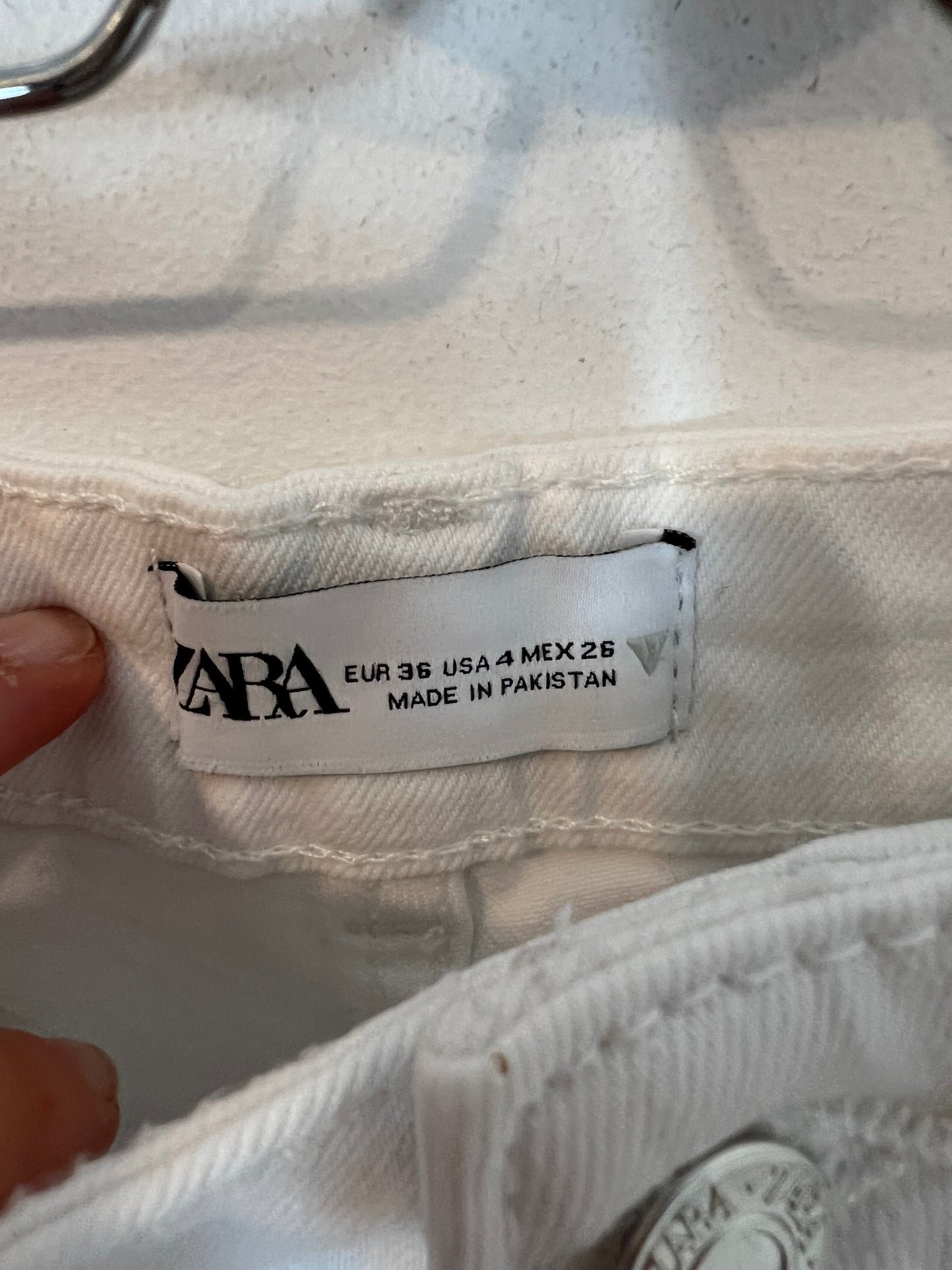 ZARA. pantalón denim blanco  T.36