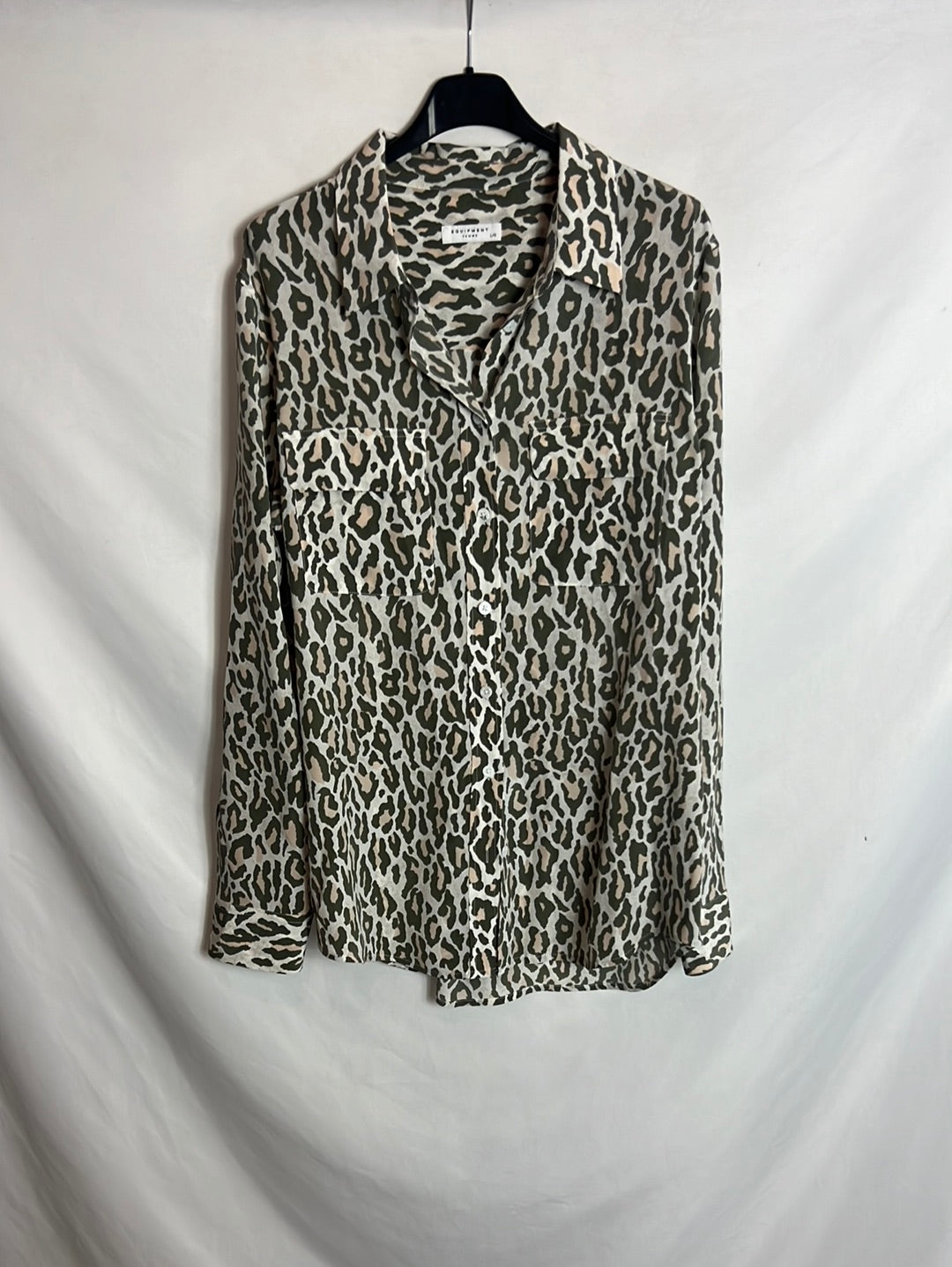 EQUIPMENT. Blusa seda animal print verde. T L (Tara)