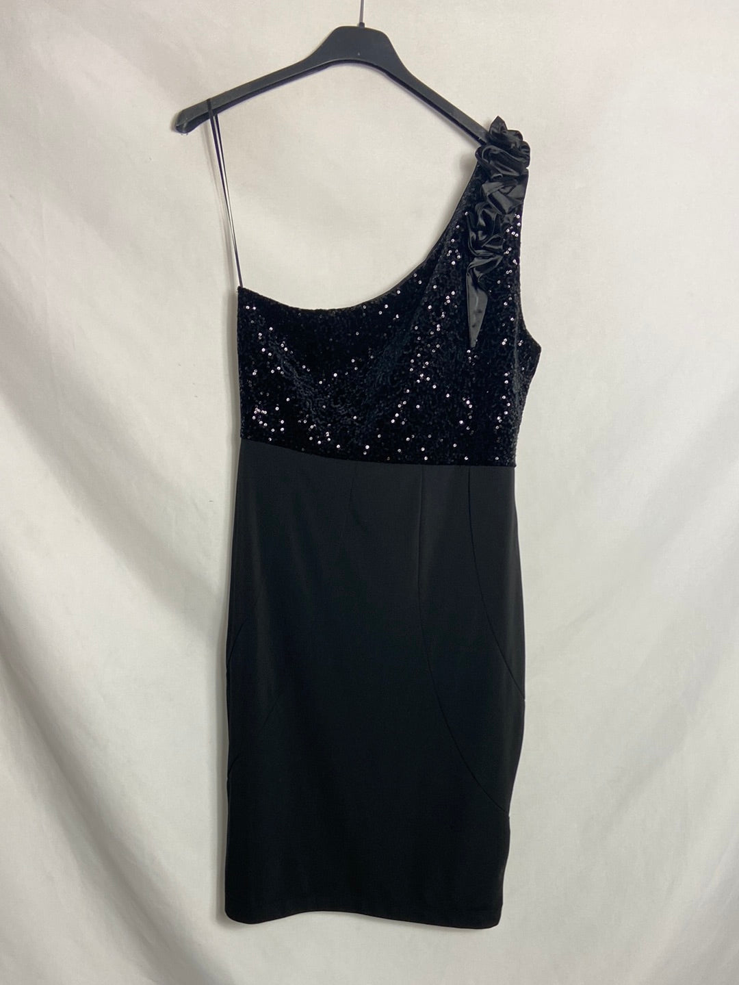 FORMULA JOVEN. Vestido negro asimétrico. T 42