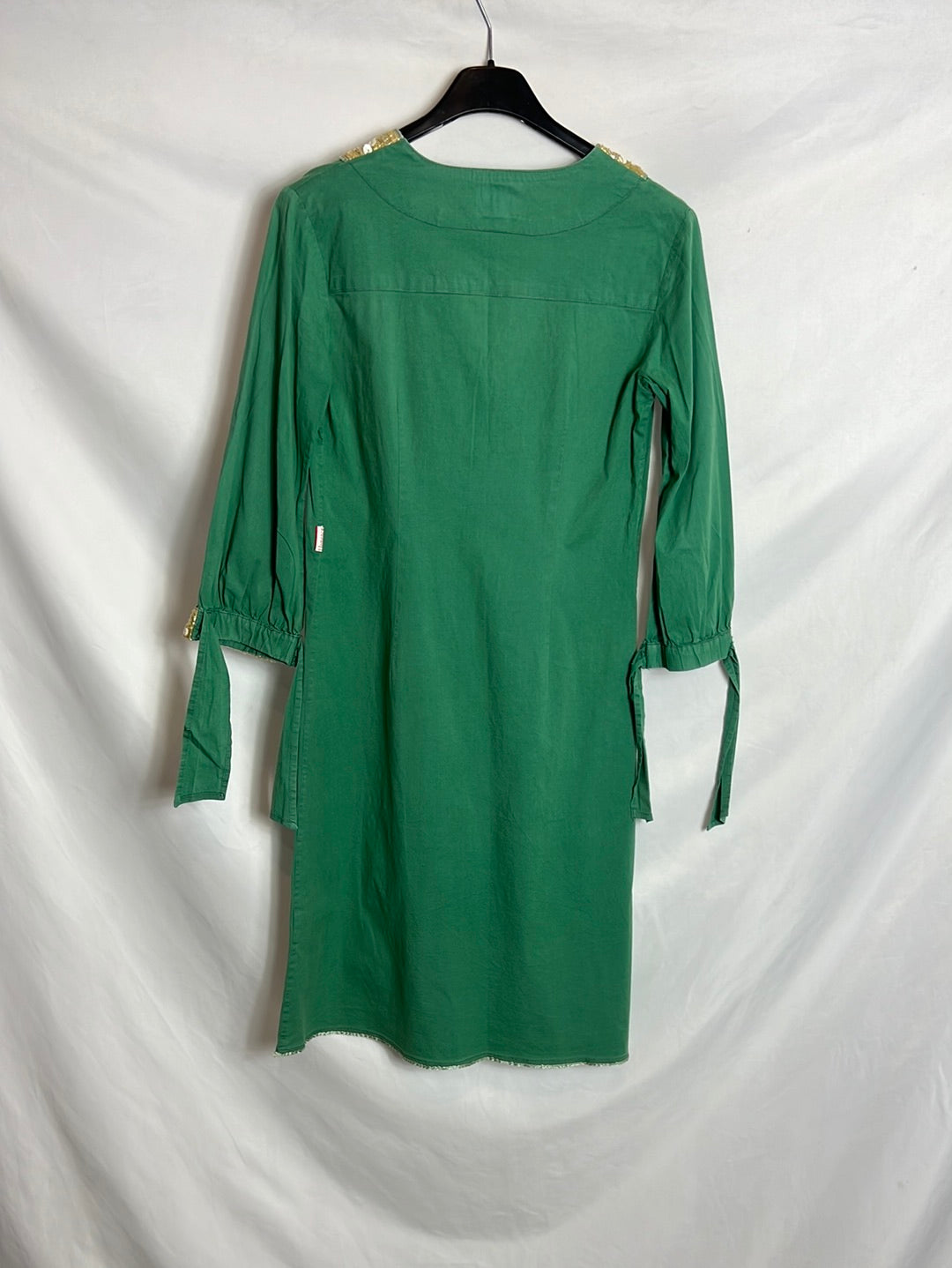 FLAMENCO. Vestido corto verde detalles dorados. T S