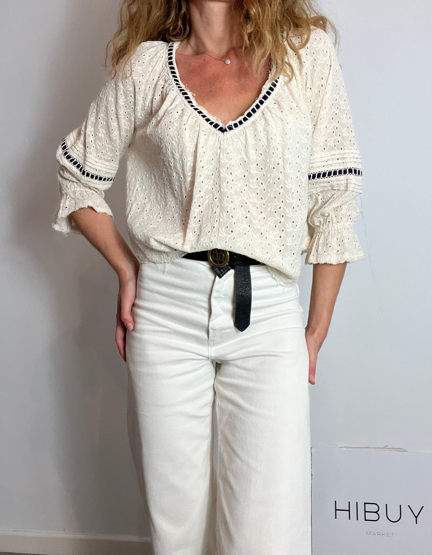 FREE PEOPLE. Blusa troquelada  beige. T XS