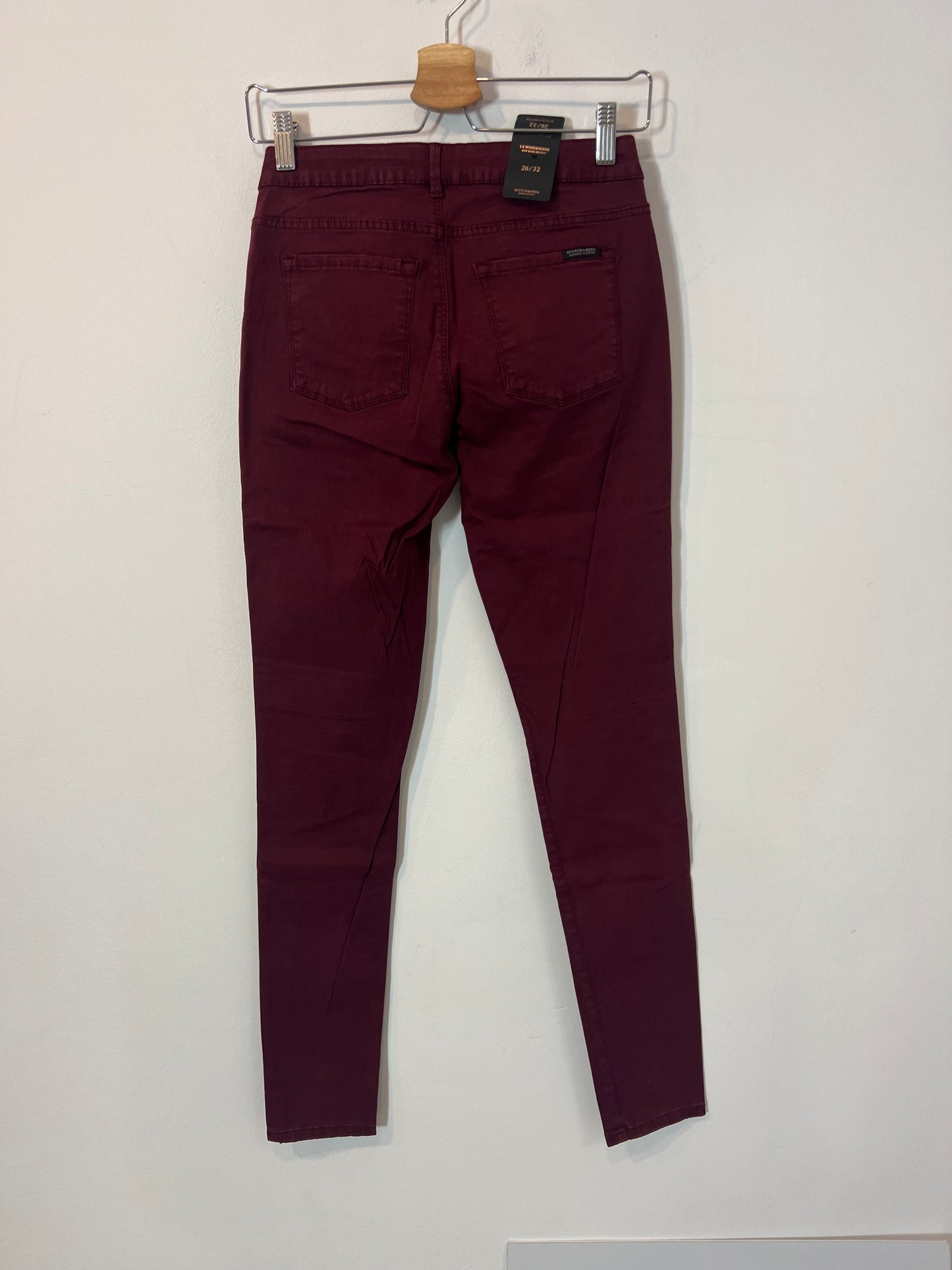 SCOTCH & SODA. Denim pitillo burdeos. T 36