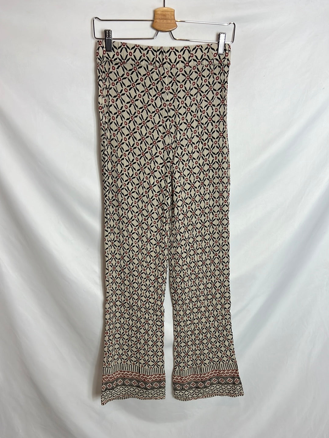 PULL&BEAR .Pantalón fluido beige estampado. T M