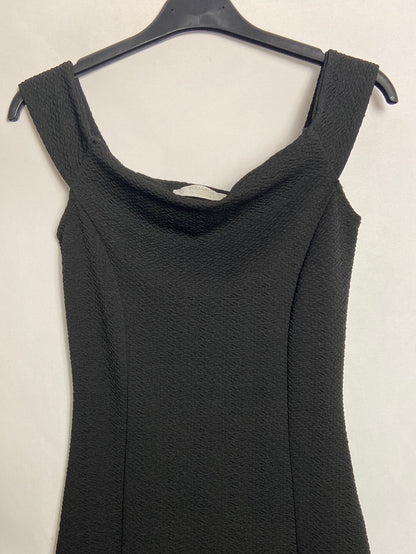 PULL&BEAR. Vestido corto negro elástico. T 36