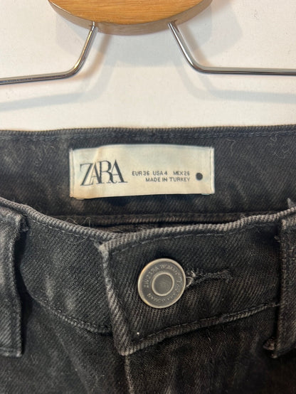 ZARA. Pantalón denim plumas T.36