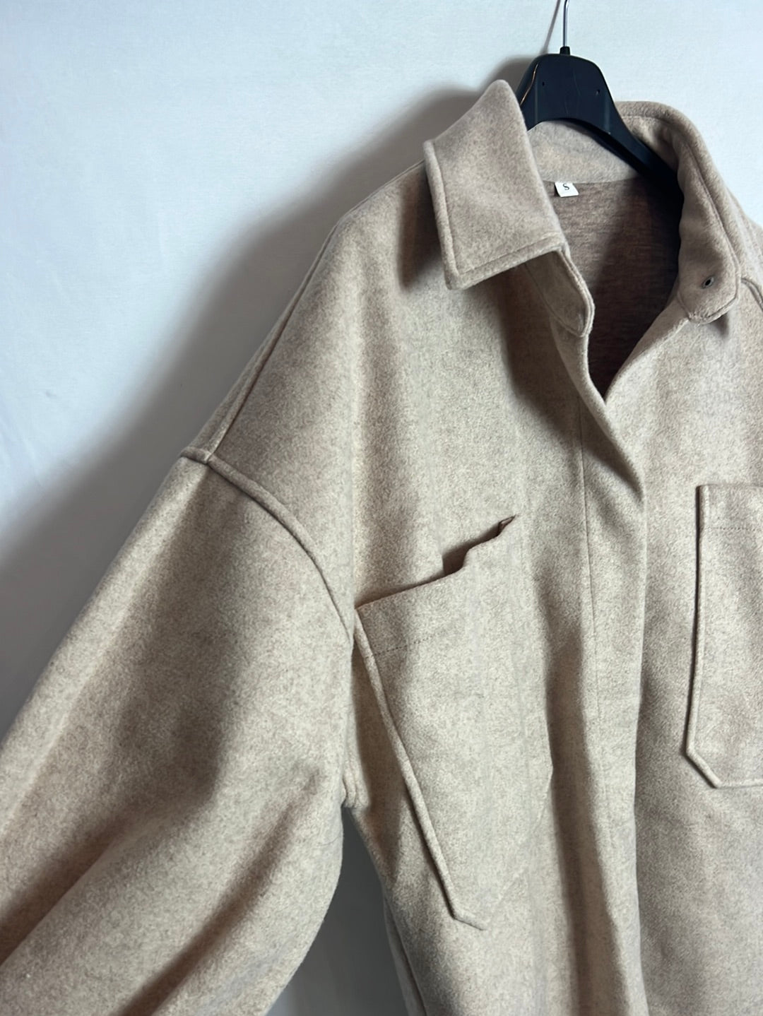 OTRAS. Sobre camisa beige jaspeada textura. T S