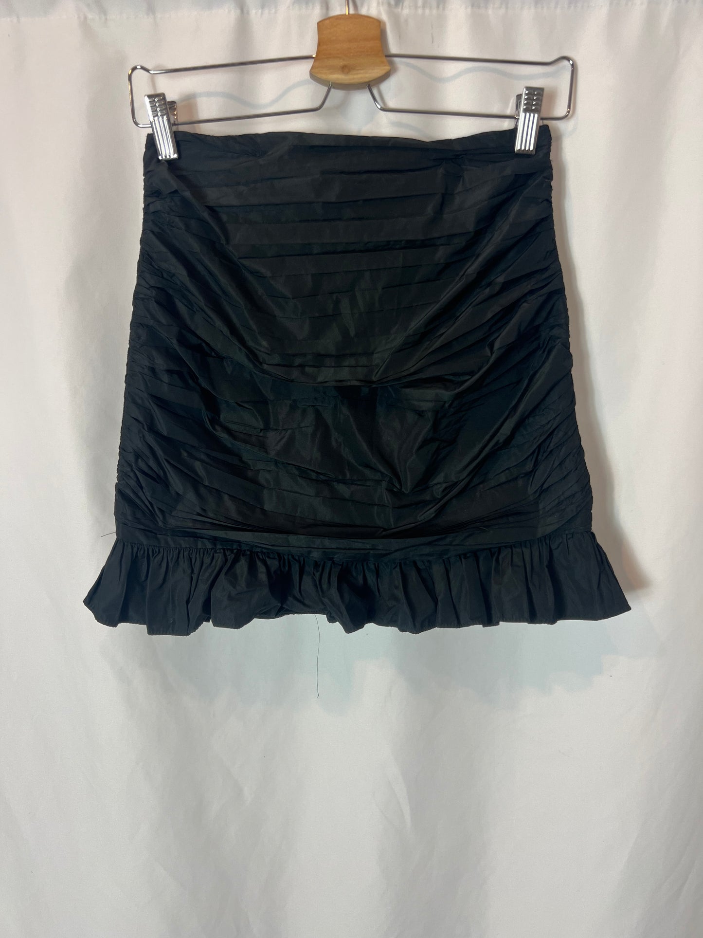 ZARA. Falda corta negra fruncida. T S