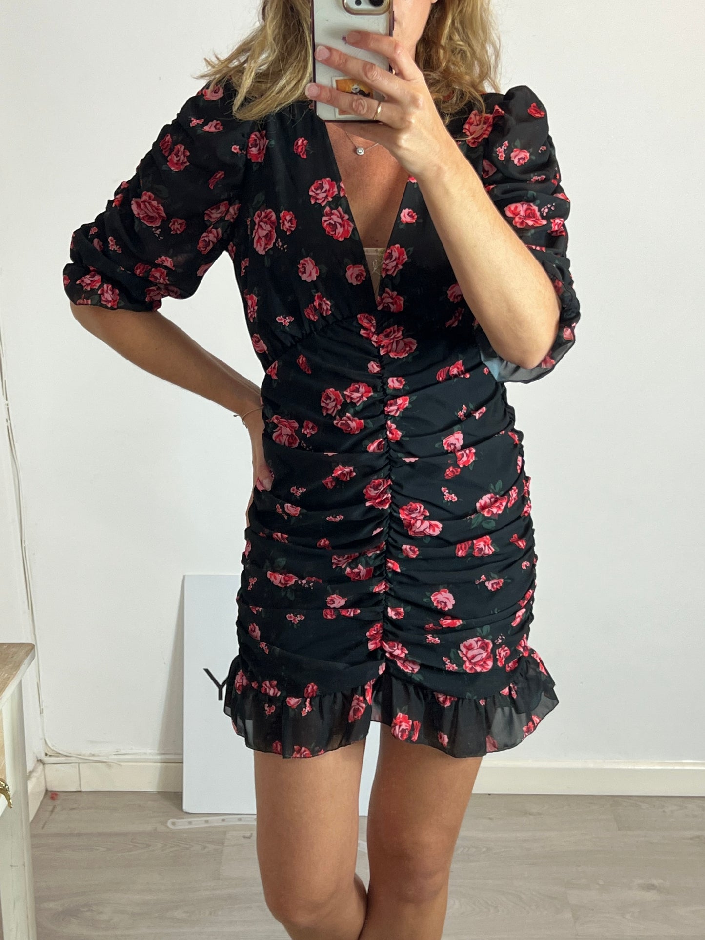 BOOHOO. Vestido corto flores fruncidos.- T 12 (M)