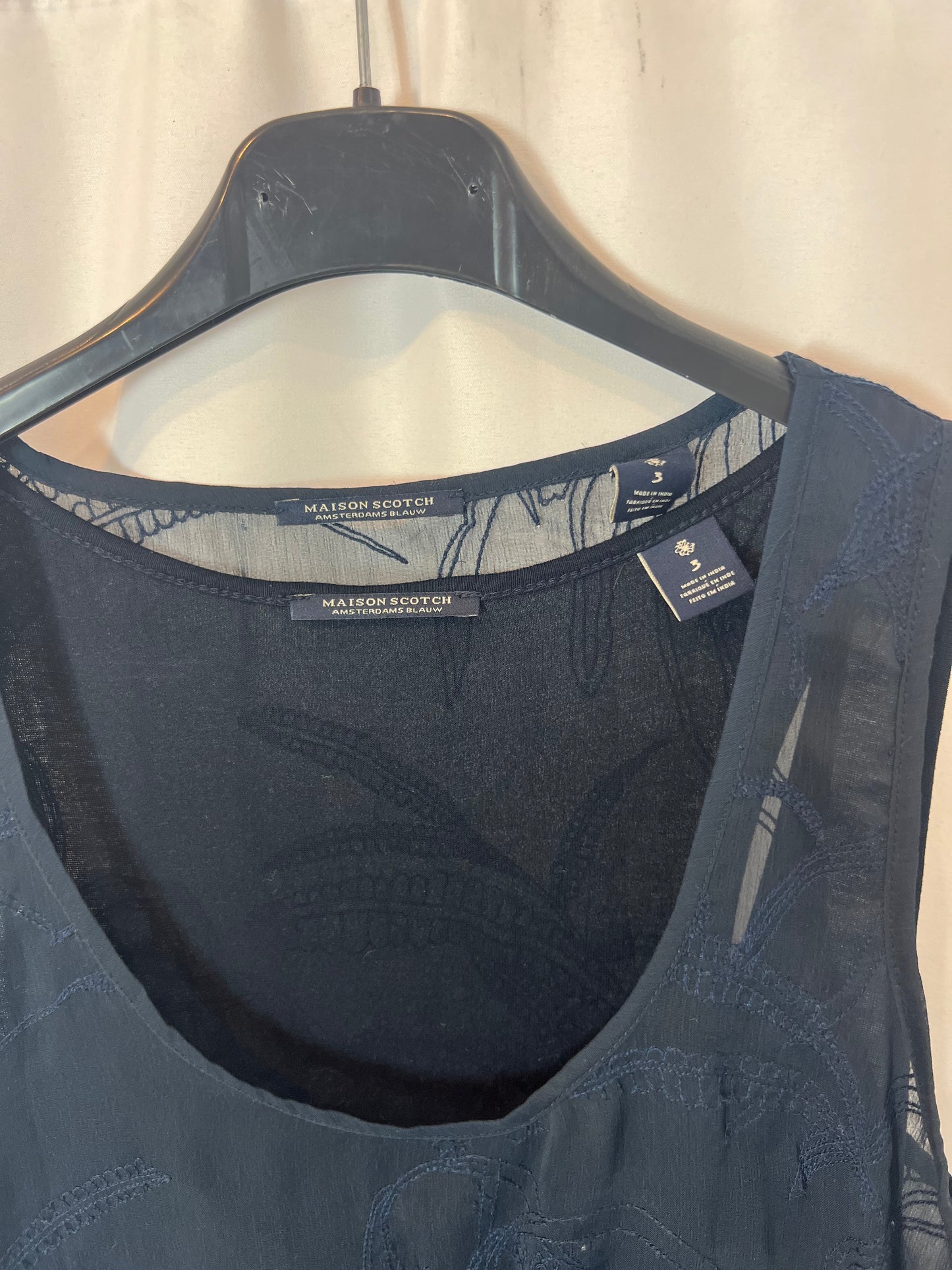 MAISON SCOTCH. Top azul bordado doble capa. T 3(L)