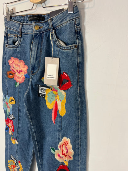 ZARA. Pantalón denim parches T.32