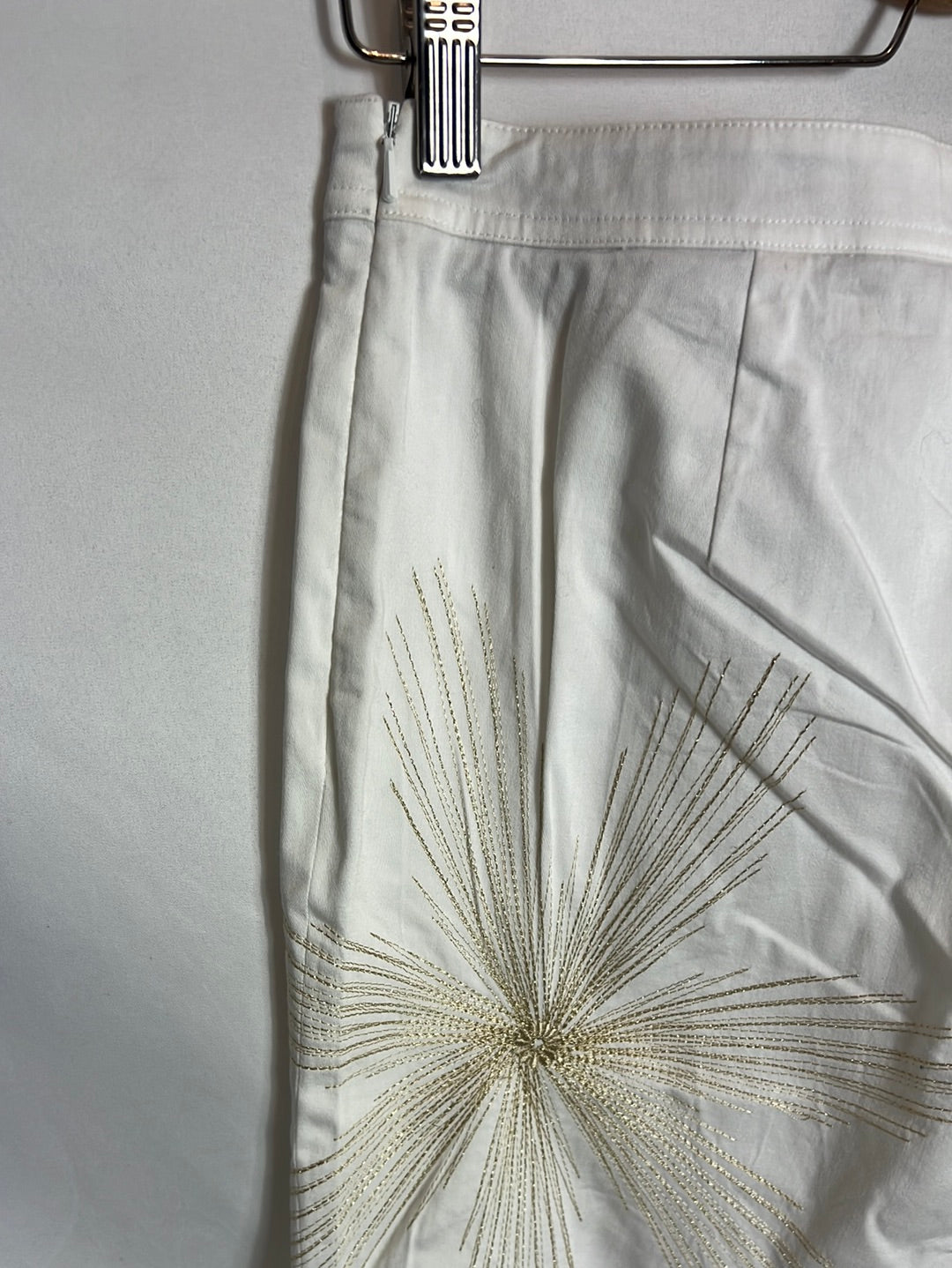 ROBERTO CAVALLI. Pantalón blanco bordados dorados. T 42 ( 40)