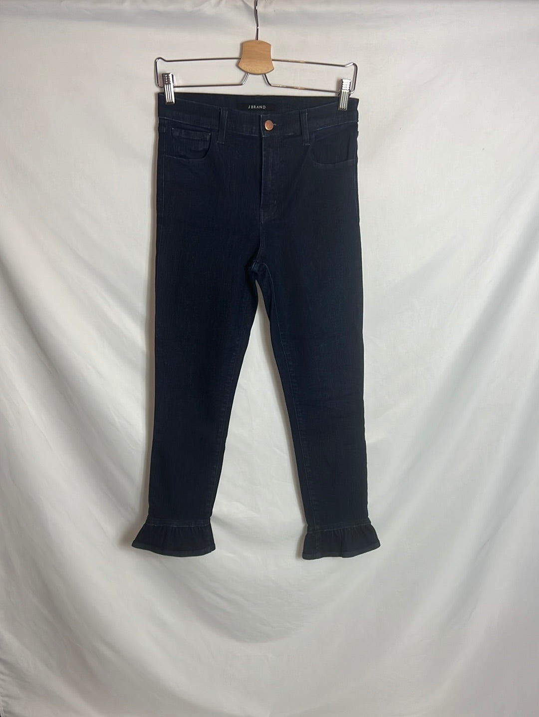 J BRAND. Denim oscuro cropped  volante. T 27(36)