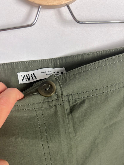 ZARA. Pantalón culotte verde textura. T S