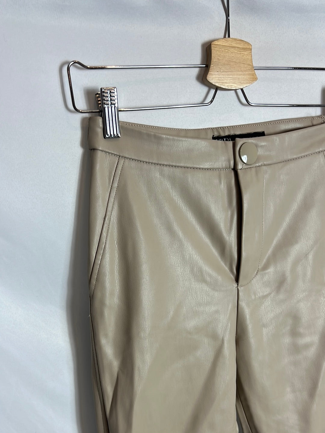 ZARA. Pantalón beige efecto piel T.s