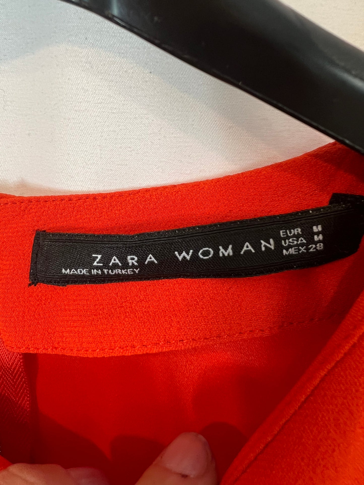 ZARA. Blusa naranja fluida. T M