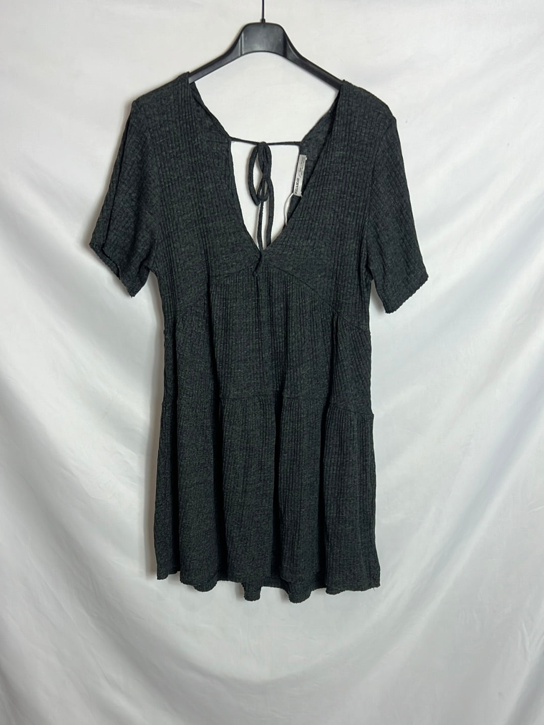 PULL&BEAR. Vestido corto gris canalé. T M