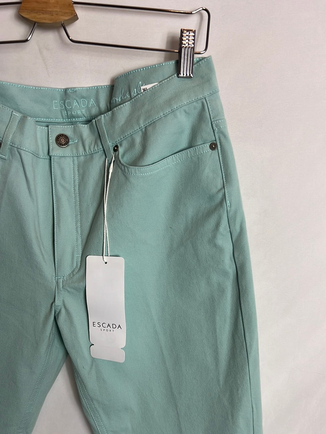 ESCADA SPORT. Pantalón recto elástico azul claro . T 40