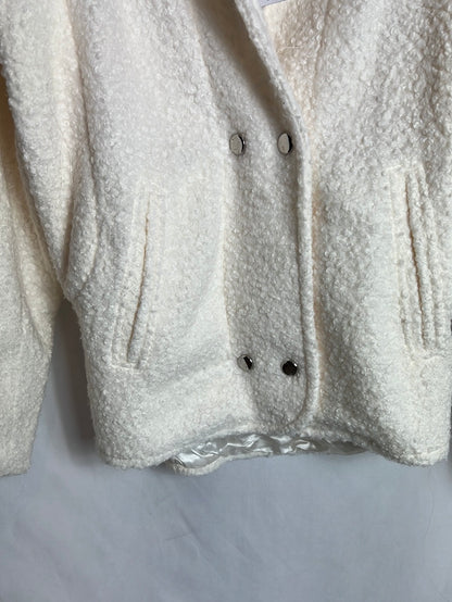 FABBRIC. Chaqueta blanca textura detalle hombros. T XS/S