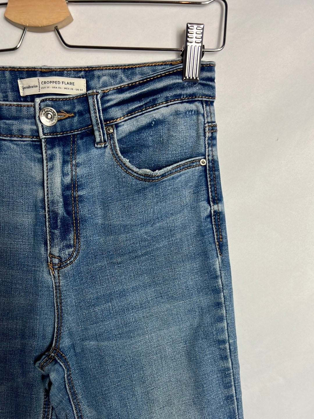 STRADIVARIUS. Pantalón denim cropped T.36