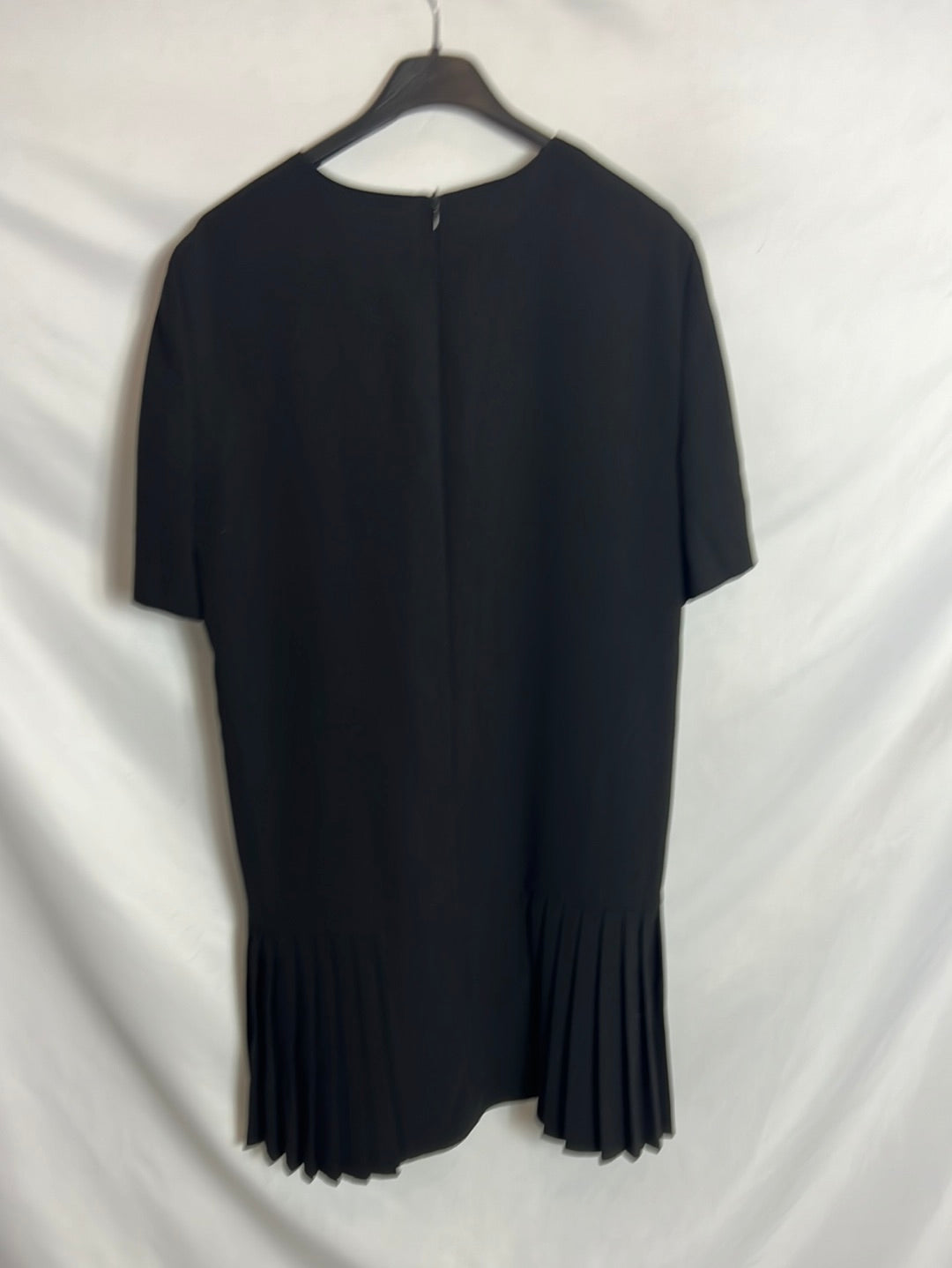 ZARA. Vestido negro tablas. T M