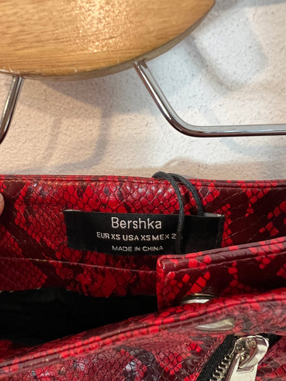 BERSHKA. Falda corta efecto piel cremallera. T XS