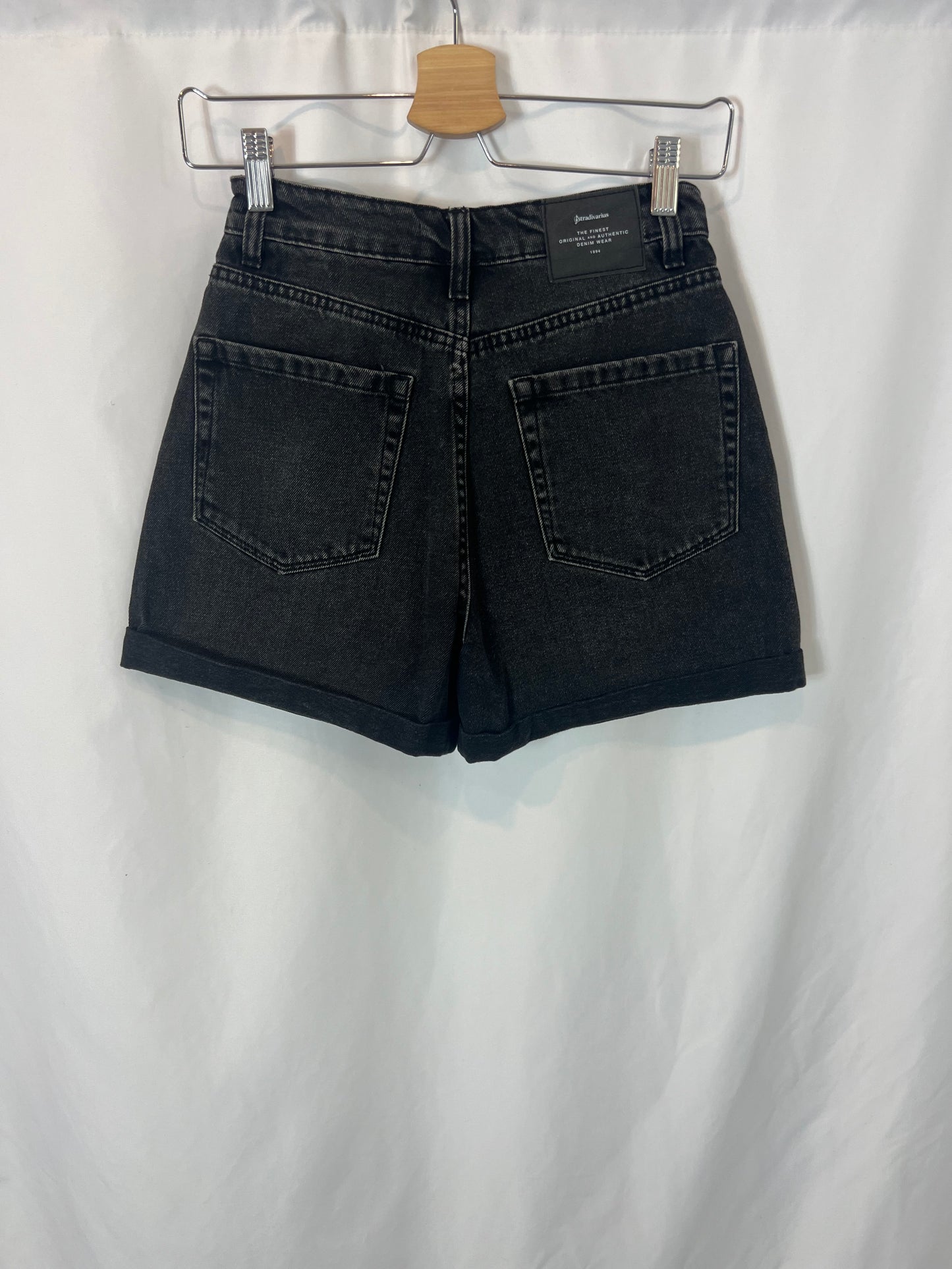 STRADIVARIUS. Denim short negro abotonado . T 34