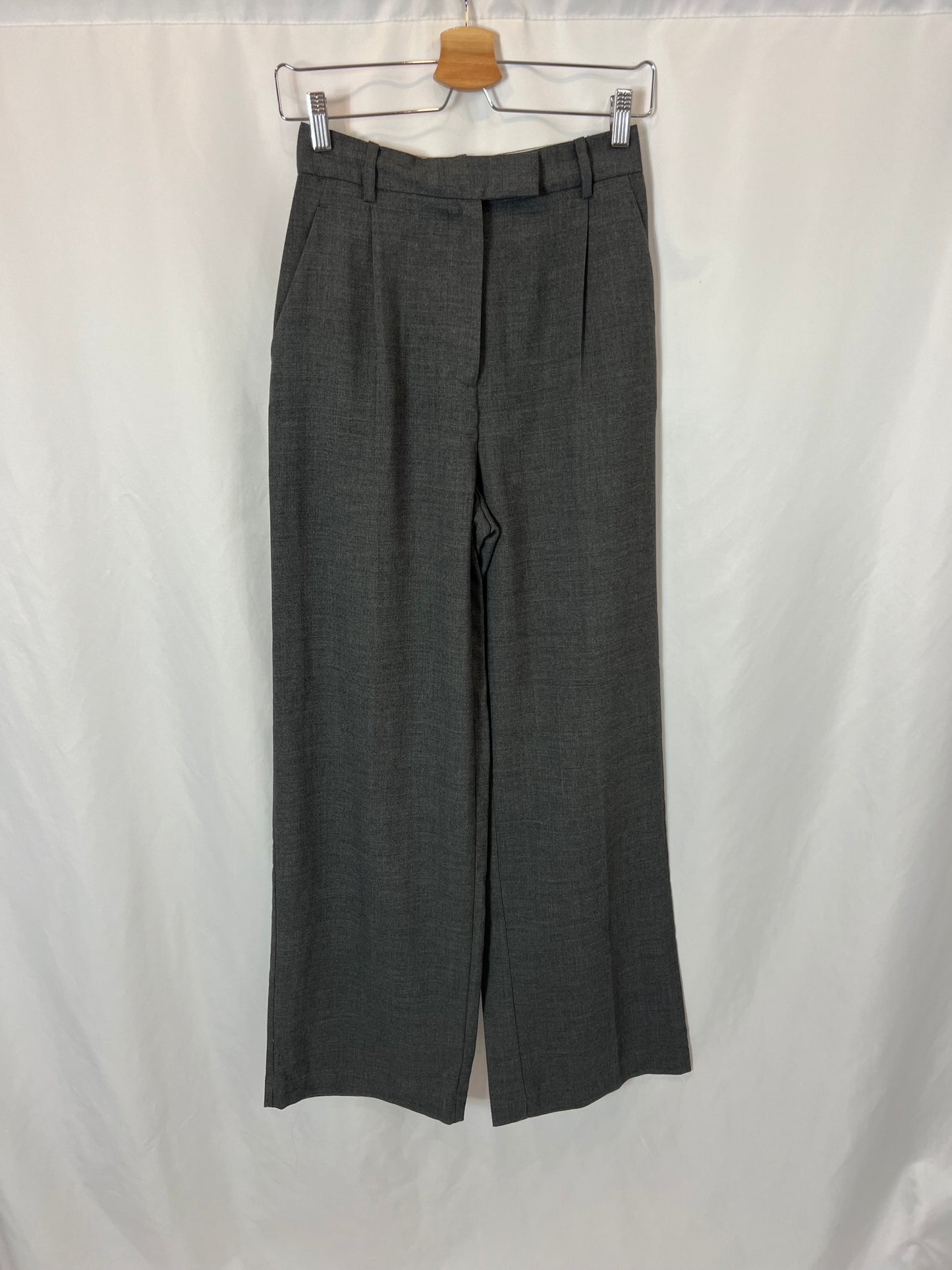 ZARA. Pantalón gris fluido pata ancha. T XS