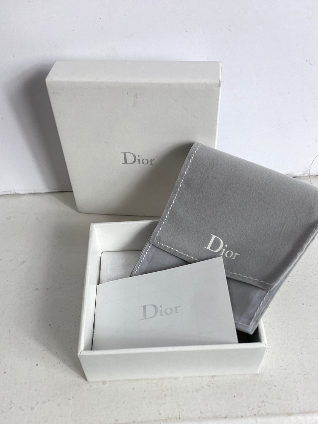 DIOR. Pendientes dorados textura. TU