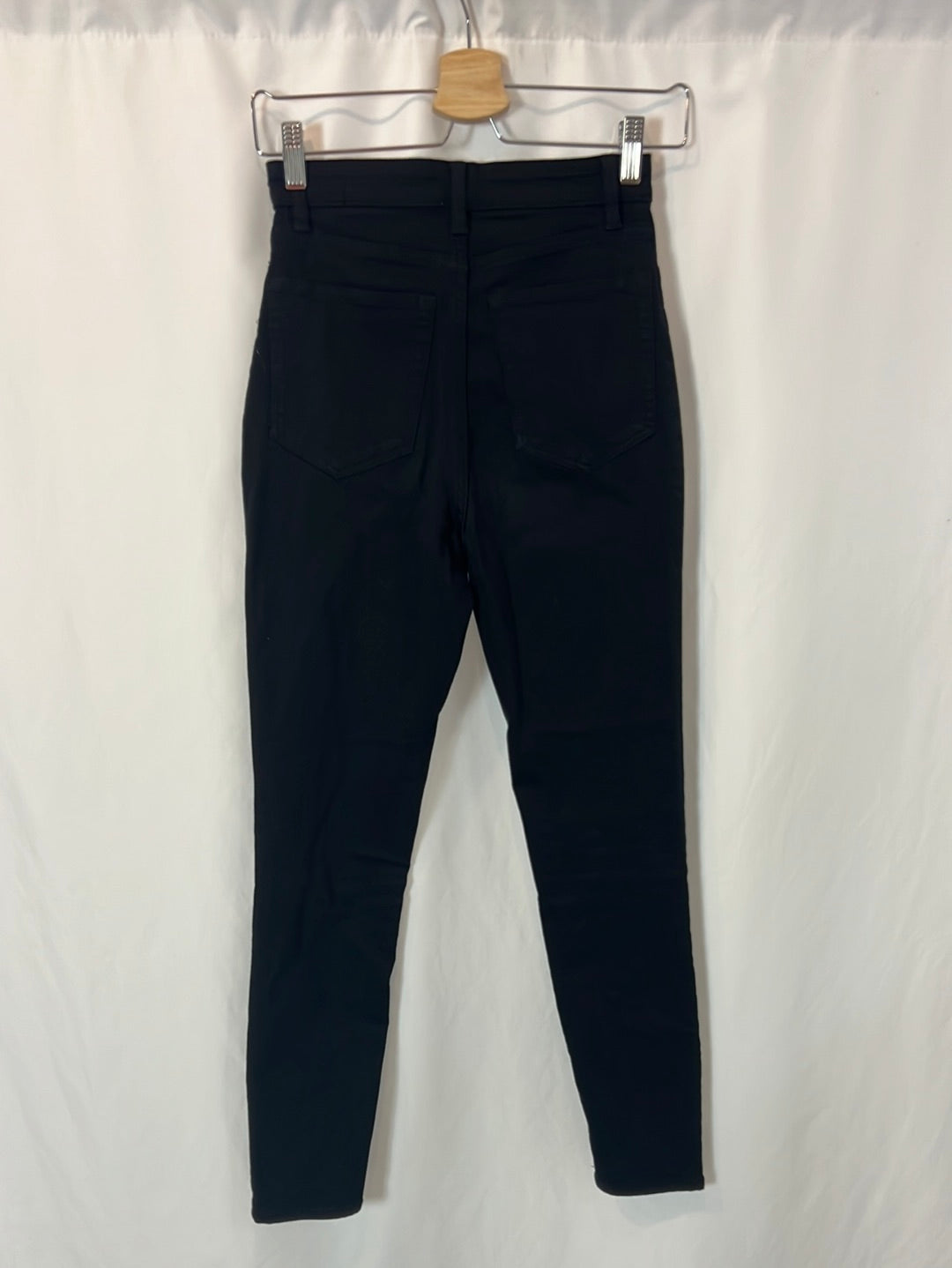 H&M. Pantalón negro pitillo T.36