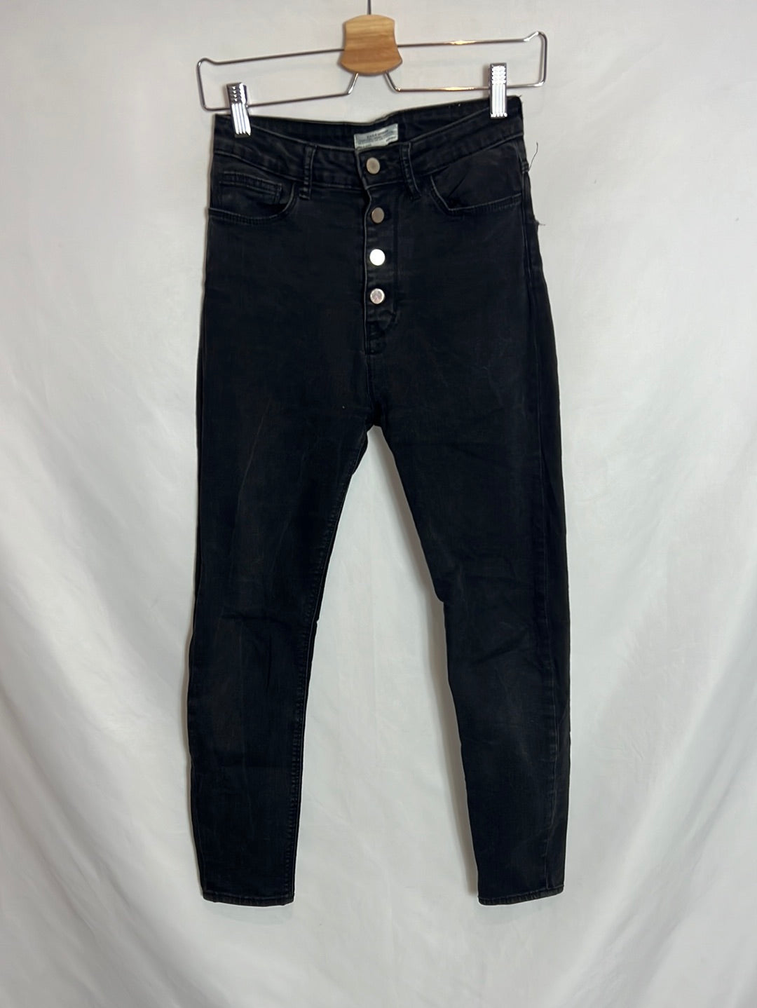 ZARA. Pantalón  negro botones T.36