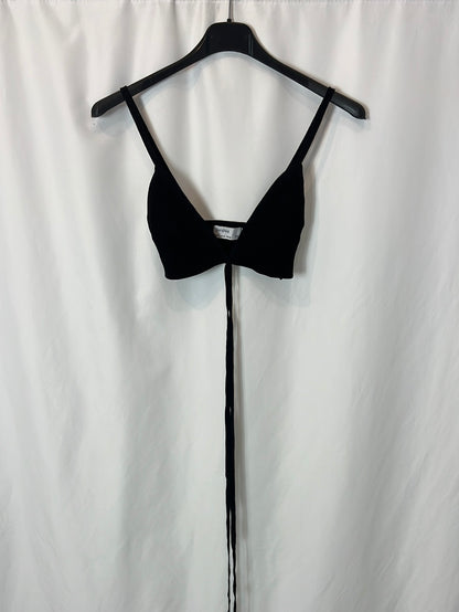 BERHSKA. Crop top negro tiras. T S