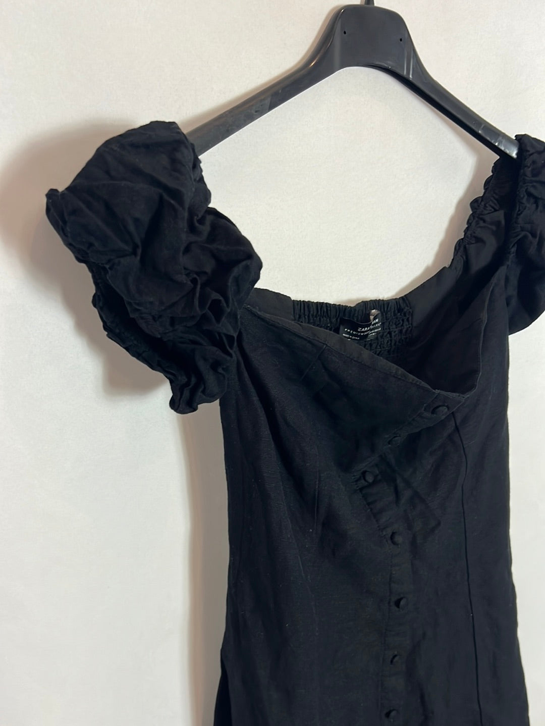 ZARA. Vestido corto negro abotonado T.xs