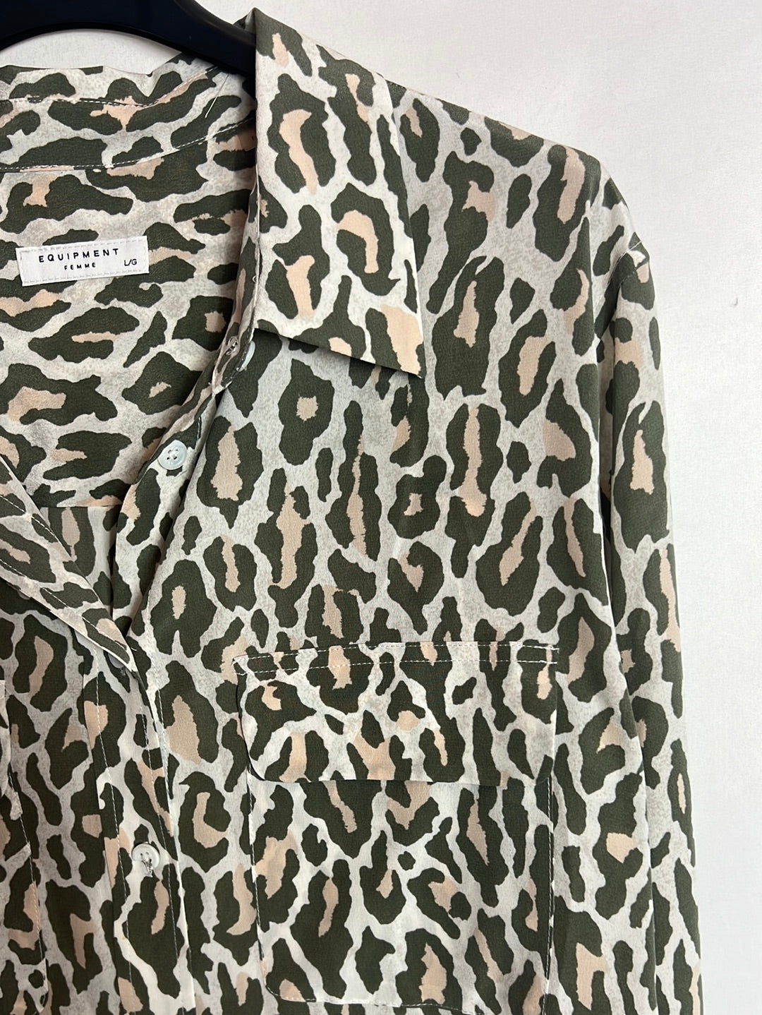 EQUIPMENT. Blusa seda animal print verde. T L (Tara)