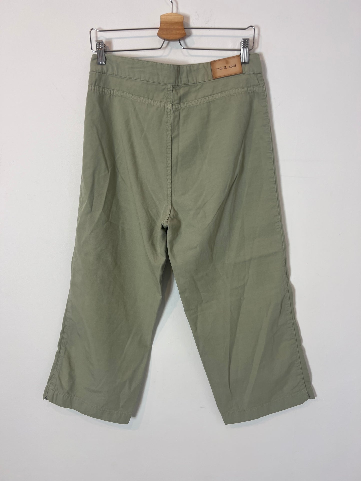 INDI & COLD. Pantalón culotte verde. T 42