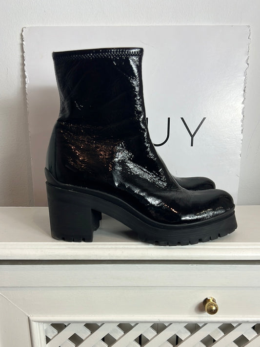 MIU MIU . Botines negros textura. T 39