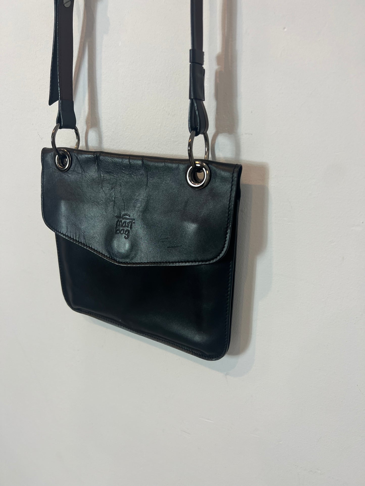 MART BAG. Bolso plano piel negro