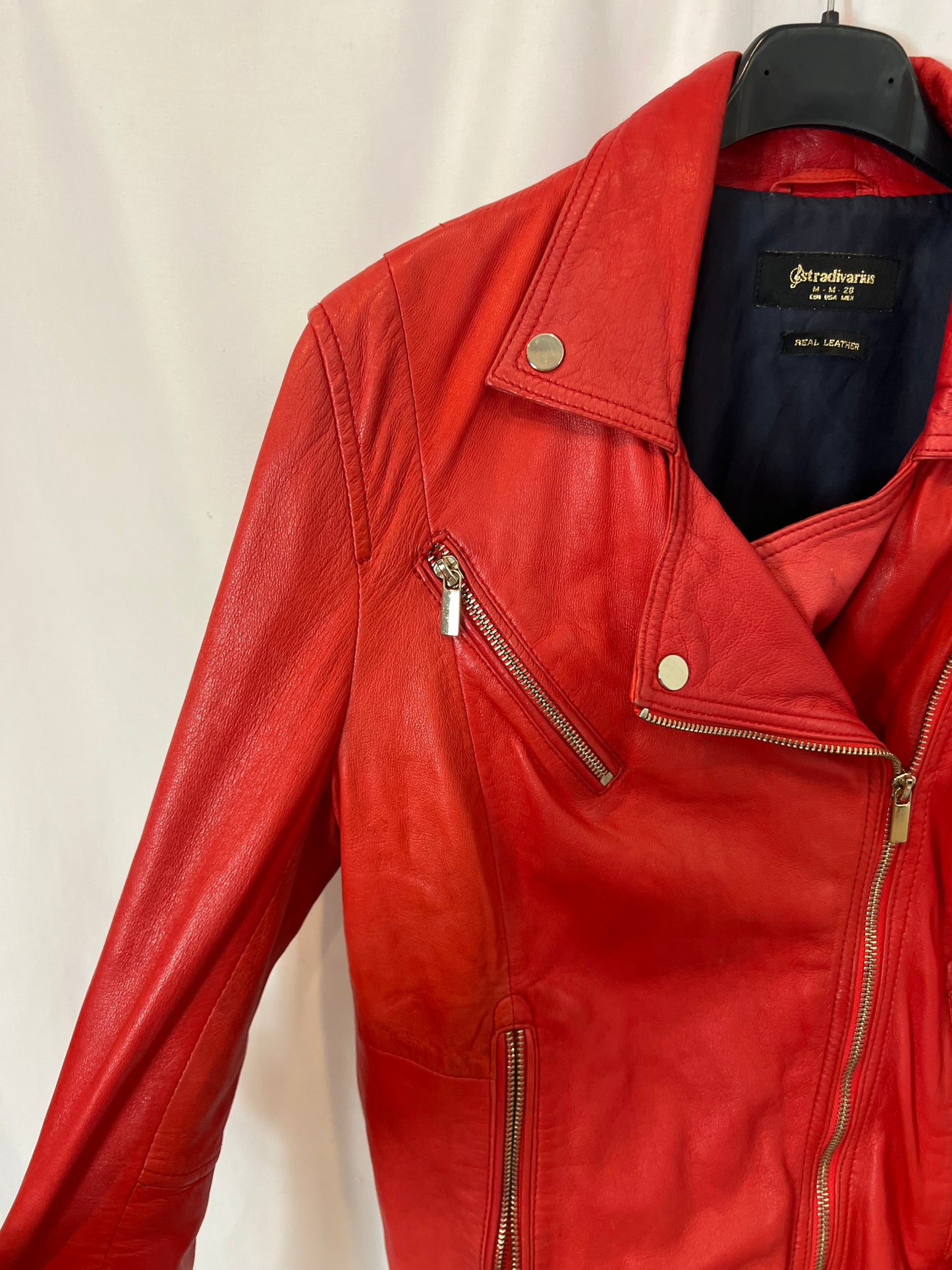 STRADIVARIUS. Chaqueta piel roja T.m