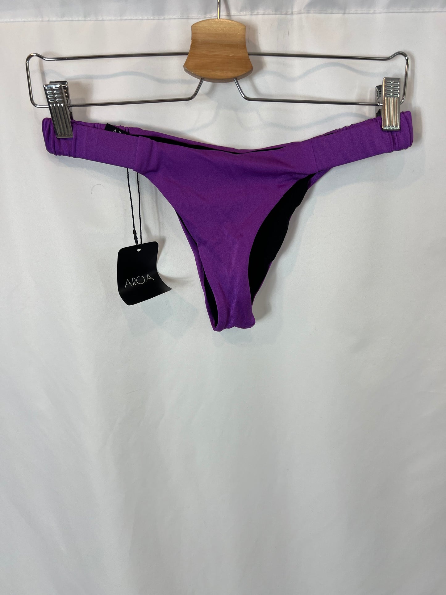 AROA. Bikini morado tejido brillante T.s