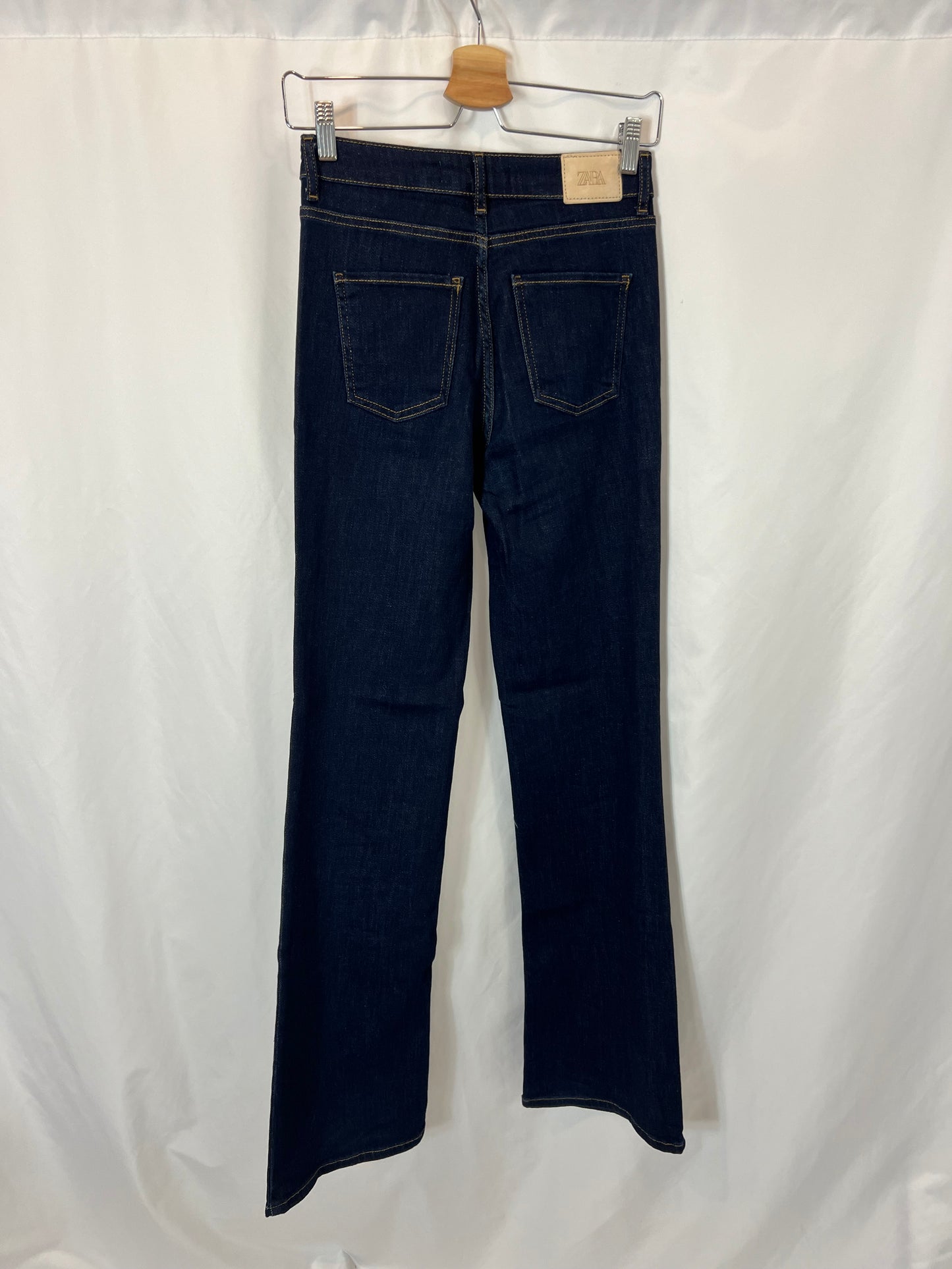 ZARA. Denim oscuro recto. T 34